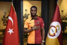 Galatasaray039in yeni transferi Sam Adekugbe039den imza zaman en yenirasi ilk